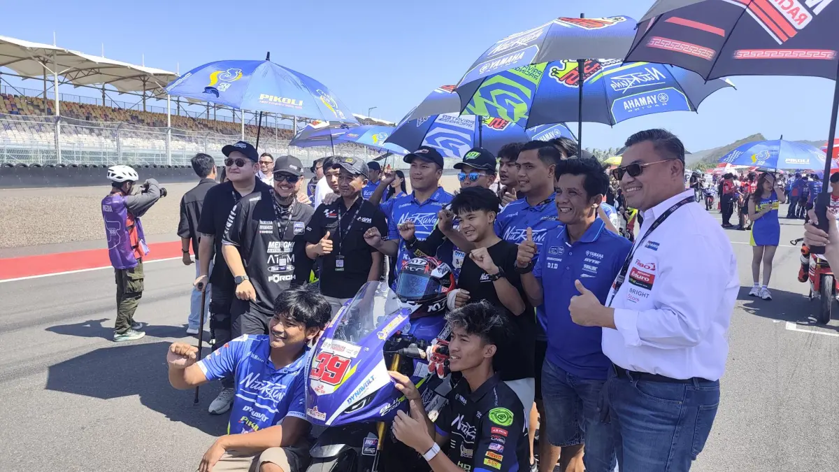 Arai Agaska dan para pembalap tim Yamaha Niti Racing lainnya berfoto bersama pada ajang Mandalika Racing Series 2026 Round 3 di Sirkuit Internasional Mandalika, Minggu (26/7). 