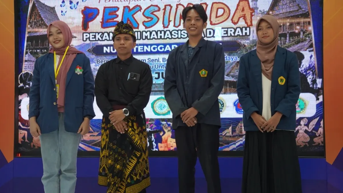 BORONG JUARA: Mahasiswa Unram foto bersama kepala kepala Dinas Kebudayaan Provinsi NTB pada penutupan Peksimida di Universitas Bima Internasional MFH Mataram, belum lama ini. Mahasiswa Unram borong juara dan lolos ke Peksiminas.

