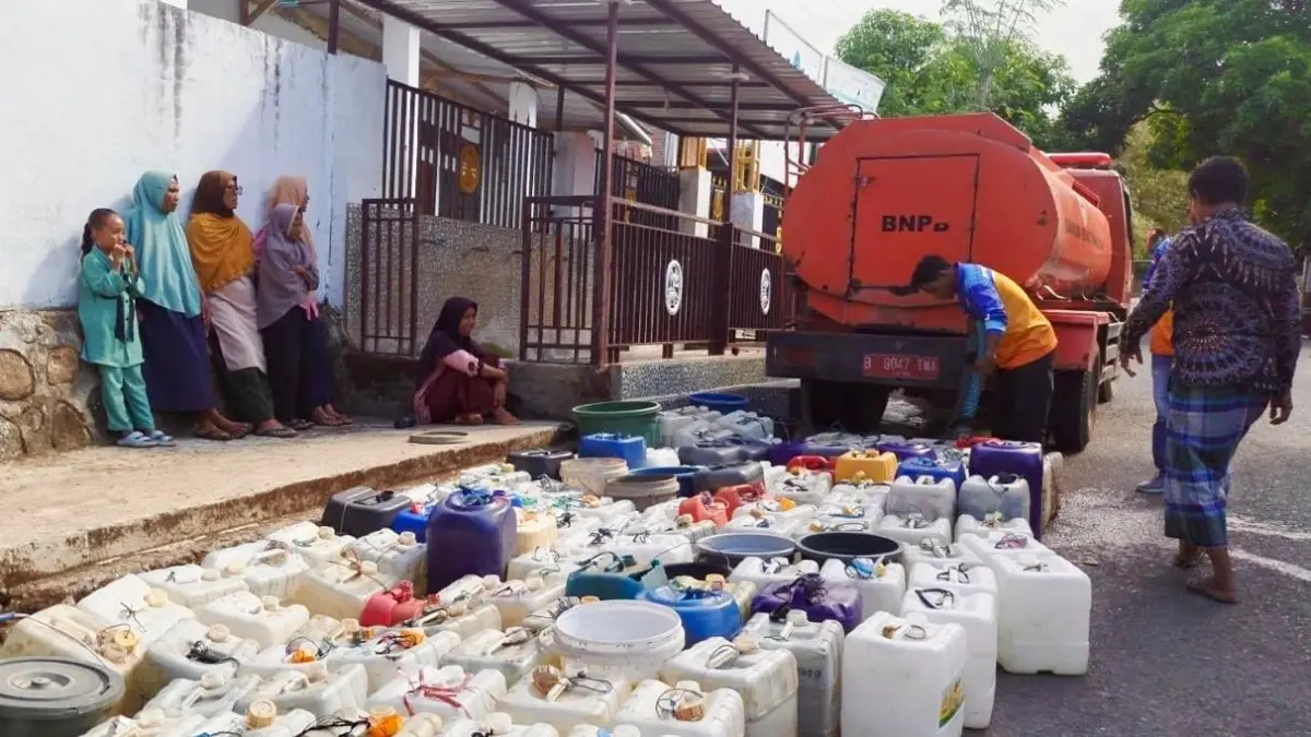BUTUH PENANGANAN CEPAT: Sejumlah warga terdampak kekeringan, mengantre untuk mendapatkan air bersih yang disalurkan petugas BPBD, beberapa waktu lalu. (BPBD NTB FOR LOMBOK POST)