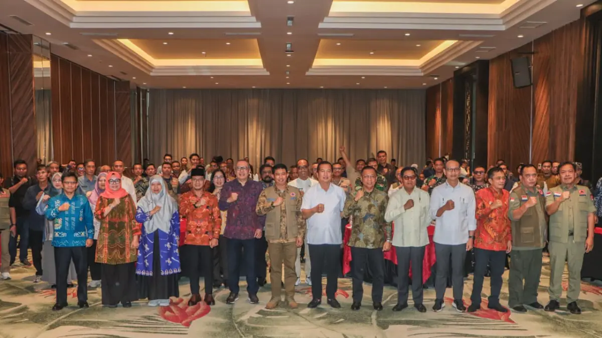 CARI SOLUSI: Foto bersama para pemangku kepentingan, di Rapat Koordinasi Kekeringan dan Integrasi Kajian Risiko Bencana (KRB) ke dalam Dokumen Perencanaan Pembangunan Daerah di Mataram, Jumat (24/7). (DISKOMINFOTIK NTB FOR LOMBOK POST)