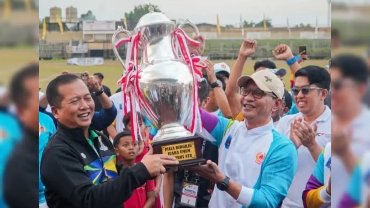 Gubenur NTB Lalu Muhamad Iqbal menyerahkan piala juara umum Porprov NTB pada Wali Kota Mataram Mohan Roliskana.

&nbsp;