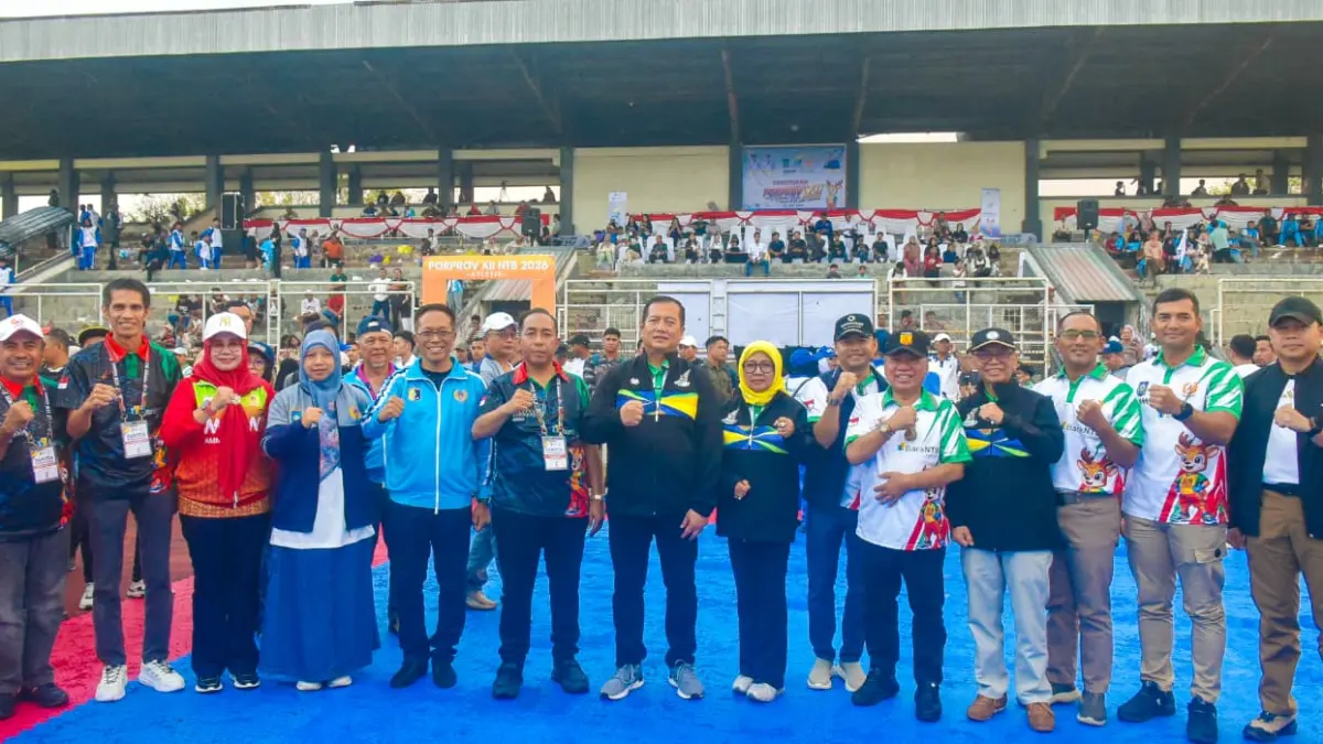 Gubernur NTB Lalu Muhamad Iqbal didampingi Ketua DPRD NTB Baiq Isvie Rupaeda, Ketua KONI NTB Mori Hanafi bersama kepala daerah usai penutupan Porprov XII NTB 2026. (KOMINFO)