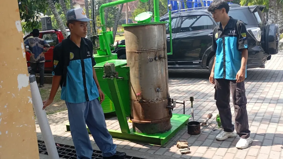 INOVATIF: Siswa memamerkan pembangkit listrik tenaga sampah pada peluncuran SMK Mendunia di SMKN 5 Mataram, belum lama ini.

