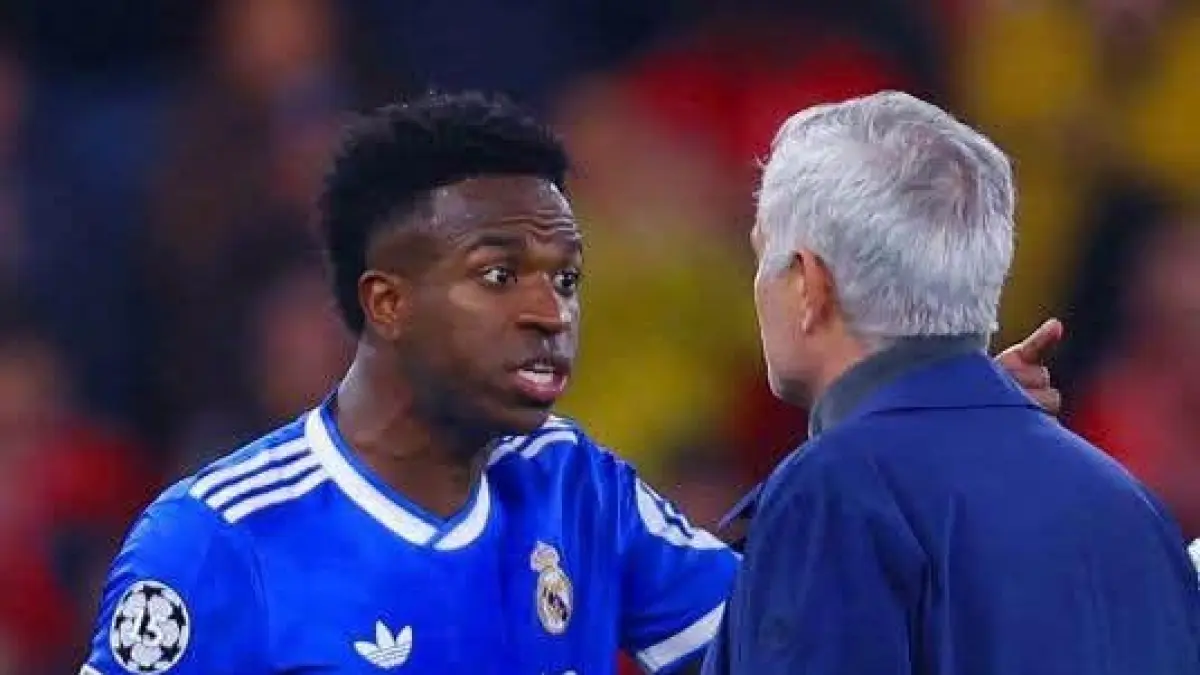 Jose Mourinho ingin Vinicius Junior bertahan di Real Madrid. Pupus sudah harapan Arsenal boyong sang winger di bursa transfer.