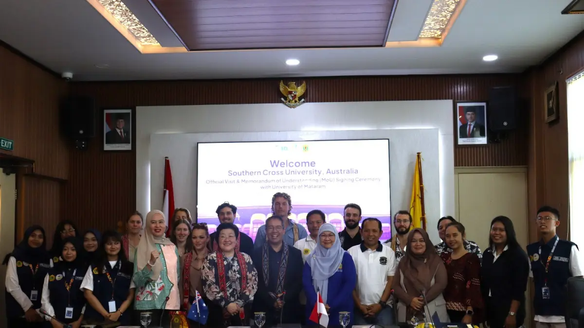 KERJA SAMA: Wakil Rektor Bidang Perencanaan, Kerja Sama, dan Sistem Informasi Unram Dr. Sitti Latifah (baju biru/depan) foto bersama delegasi Southern Cross University usai penandatanganan MoU  di Ruang Sidang Rektor Unram, Jumat lalu (24/7).

