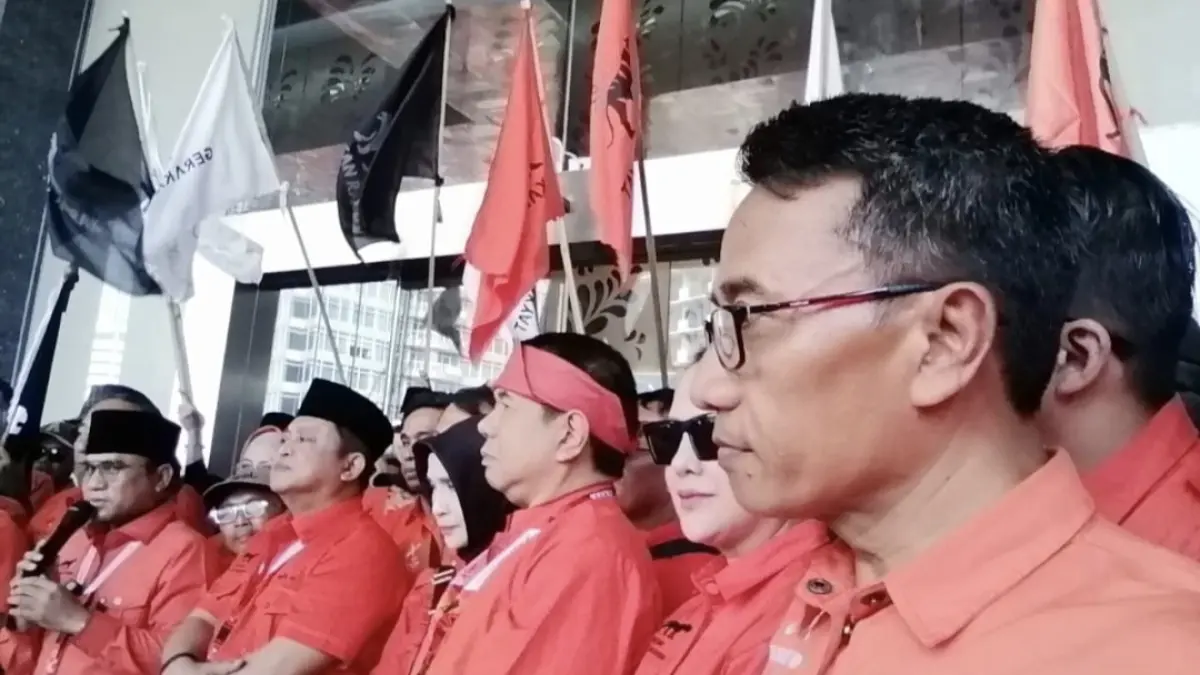 Ketua DPW PGR NTB Mustakim Patawari (kanan) ikut mendampingi Ketua Umum PGR Sahrin Hamid (paling kiri) saat mendaftar sebagai parpol ke Kementerian Hukum (Kemenkum), Jakarta, Kamis lalu (23/7).
