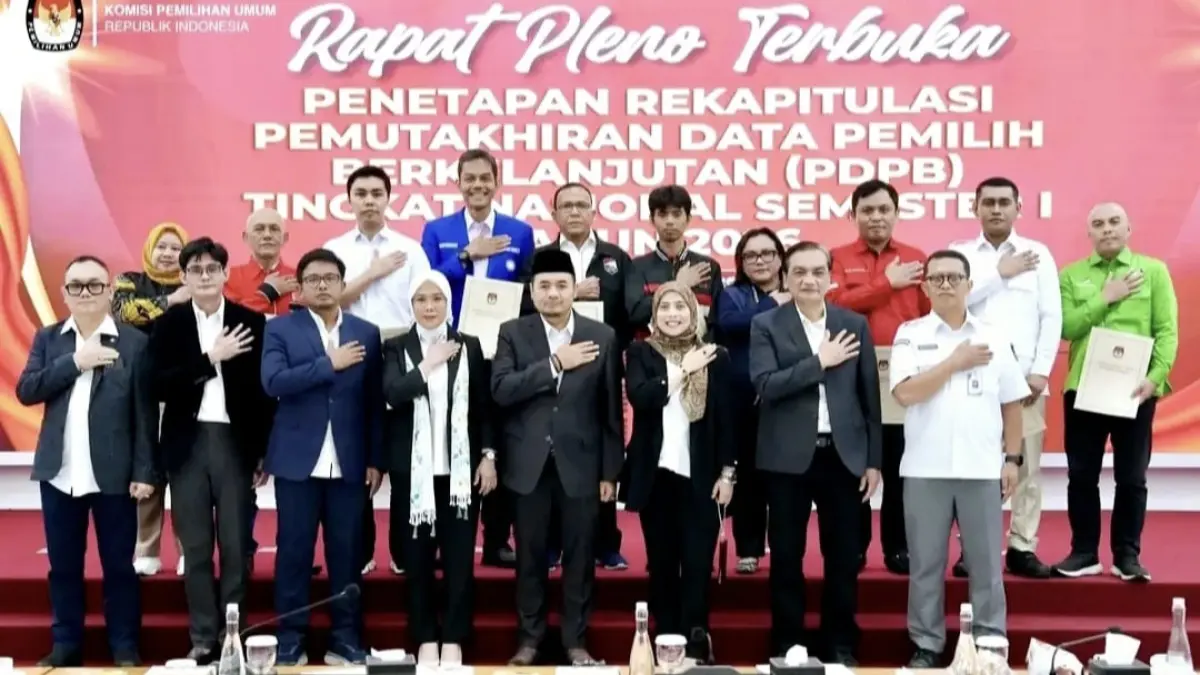Ketua KPU RI Mochammad Afifuddin (tengah) bersama komisioner KPU RI lainnya saat pleno rekapitulasi Pemutakhiran Data Pemilih Berkelanjutan (PDPB) &nbsp;semester satu 2026, di Kantor KPU RI, Jakarta, Senin (20/7).