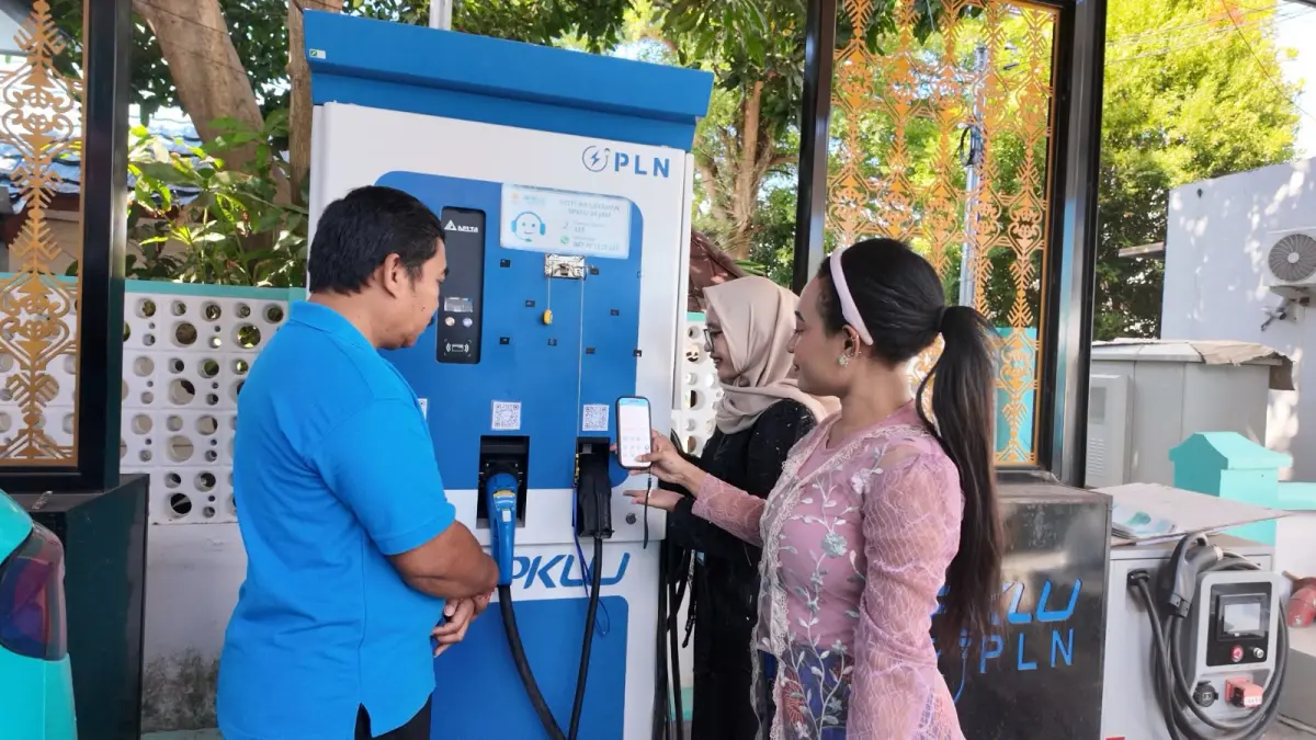 Mengenakan kebaya, Srikandi PLN UP3 Sumbawa memberikan pelayanan di SPKLU.