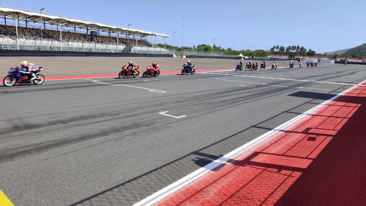 Para pembalap adu kecepatan pada Race 2 Mandalika Racing Series 2026 Round 3 di Sirkuit Internasional Mandalika, Minggu (26/7). 