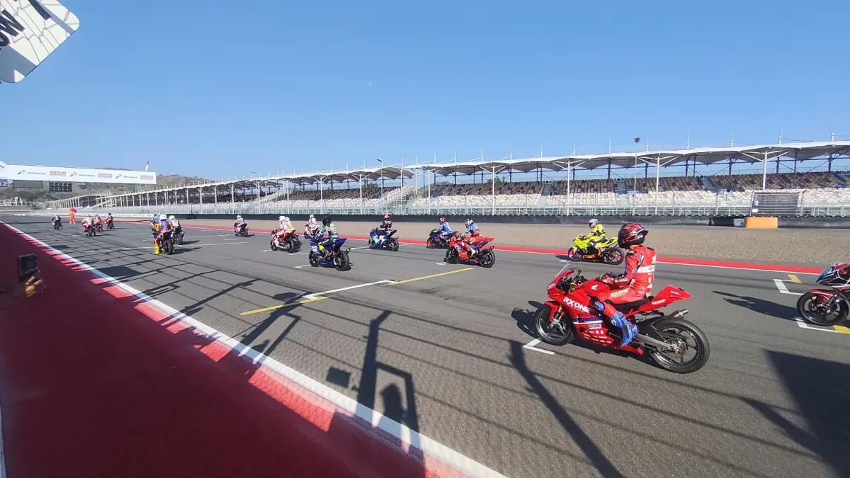 Para pembalap bersiap adu kecepatan di lintasan Sirkuit Internasional Mandalika pada Race 2 Mandalika Racing Series 2026 Round 3, Minggu (26/7). 