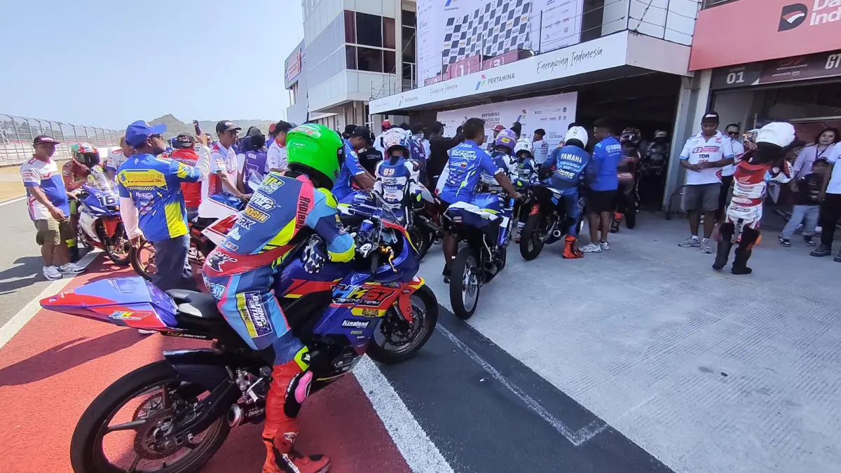 Para pembalap memasuki pit usai balapan Race 2 Mandalika Racing Series 2026 Round 3 di Sirkuit Internasional Mandalika, Lombok Tengah, Minggu (26/7). 