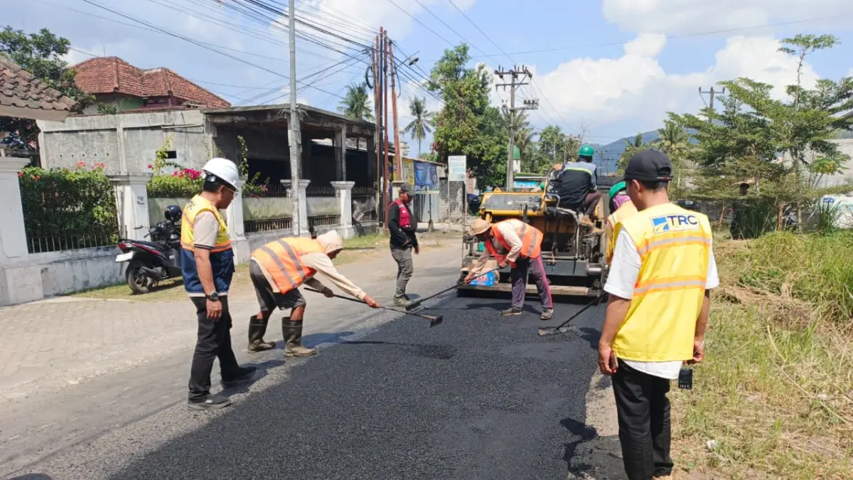 Petugas TRC Infrastruktur NTB berjibaku melakukan pelapisan ulang (overlay) pada ruas jalan provinsi Kediri–Kuripan, Lombok Barat, Minggu (26/7). (IST/LOMBOK POST).
