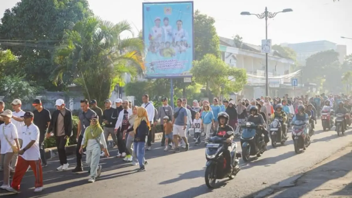 Ribuan peserta mengikuti jalan sehat dalam rangka Harkopnas ke-79. (Humas)