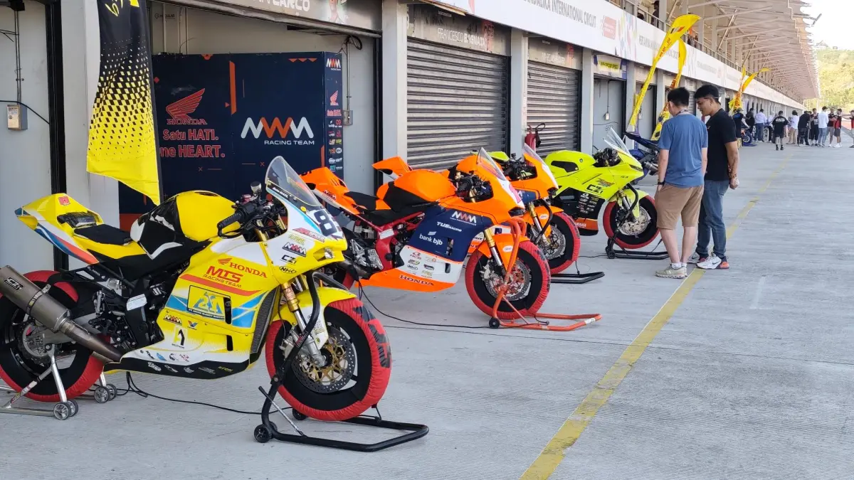 Sejumlah kuda besi yang dipamerkan saat sesi pitwalk ajang Mandalika Racing Series 2026 Round 3 di Sirkuit Internasional Mandalika, Lombok Tengah, Minggu (26/7). 