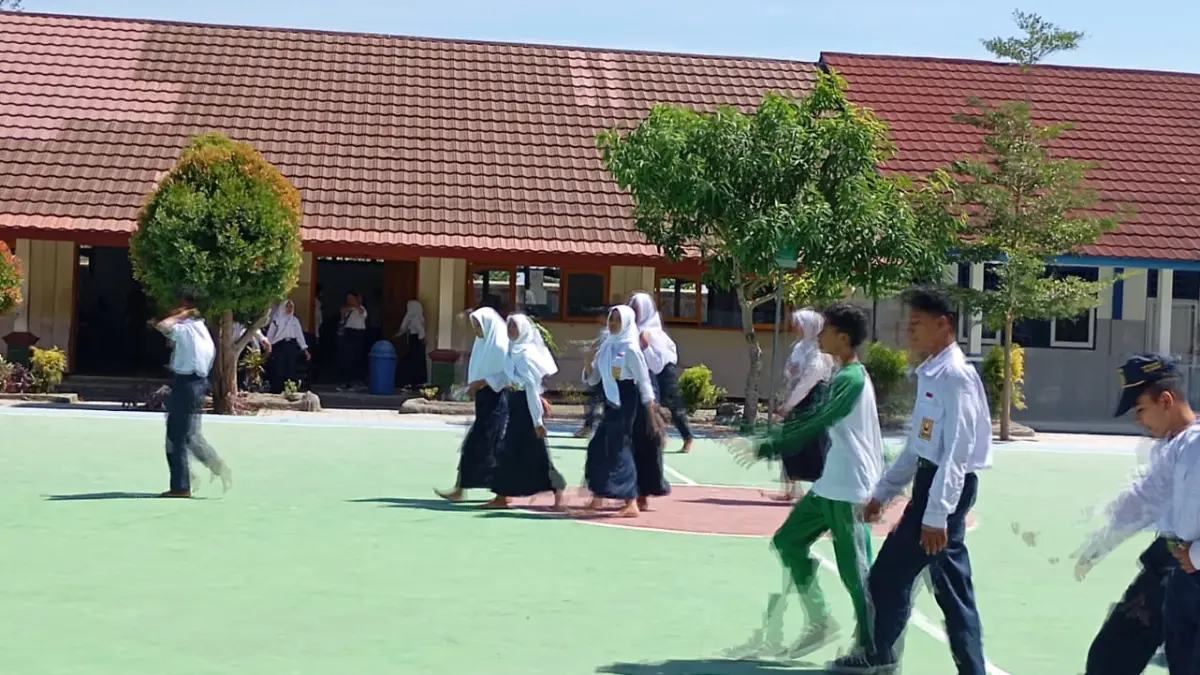 SEKOLAH PINGGIRAN: Sejumlah siswa SMPN 17 Mataram menuju musala sekolah setempat saat jam istirahat, belum lama ini.

