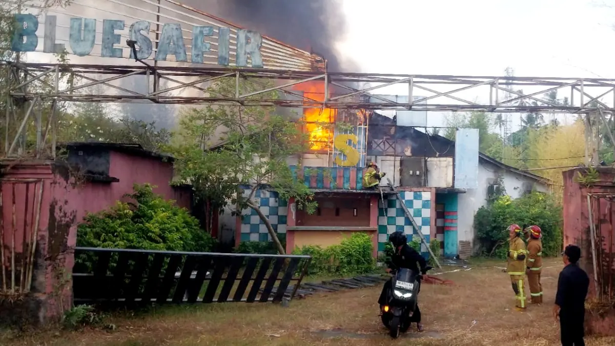 TERBAKAR: Bekas gedung cafe Blue Safir di Batulayar terbakar, Minggu sore (25/7).