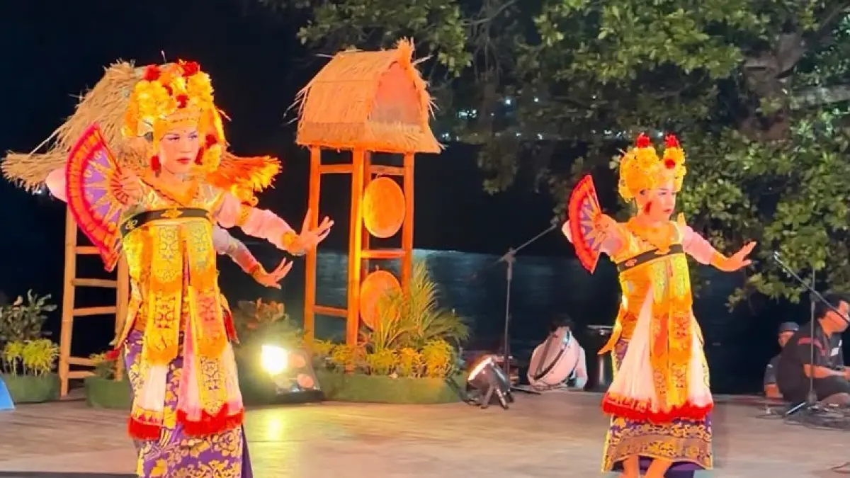 TETAP RAMAI: Salah satu keseian tari tradisional tampil dalam acara Pekan Kesenian Senggigi di Amphitheater Pasar Seni Senggigi, Sabtu (25/7).