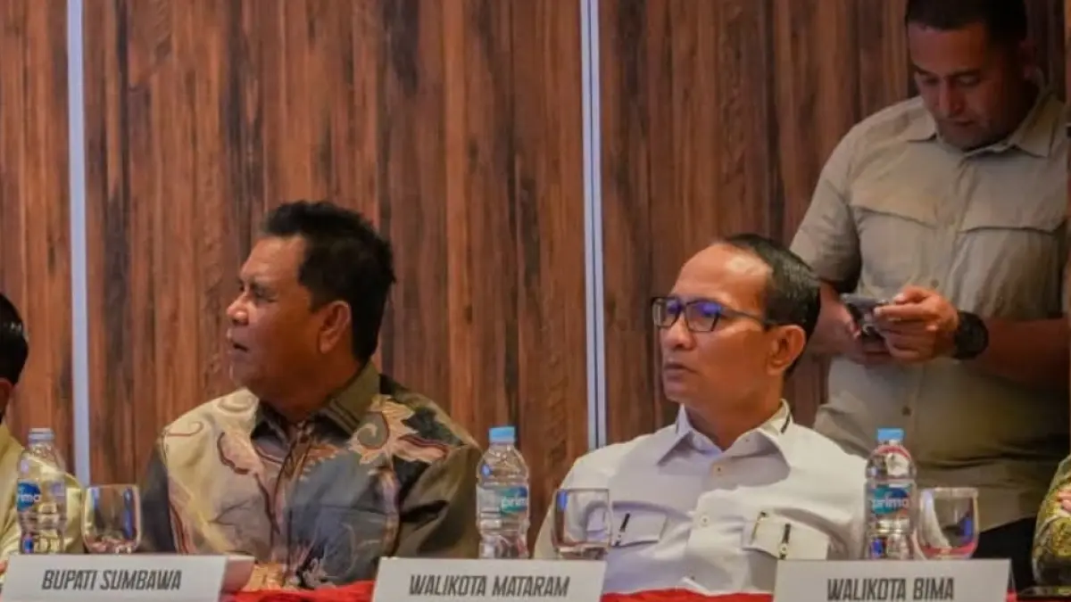 Wali Kota Mataram Mohan Roliskana bersama sejumlah kepala daerah lain. 