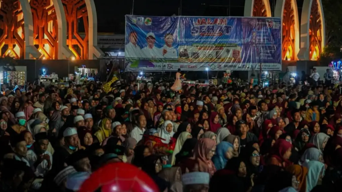 Warga Kota Mataram bersama-sama bermunajat untuk keselamatan bangsa di lapangan Sangkareang. (KOMINFO)