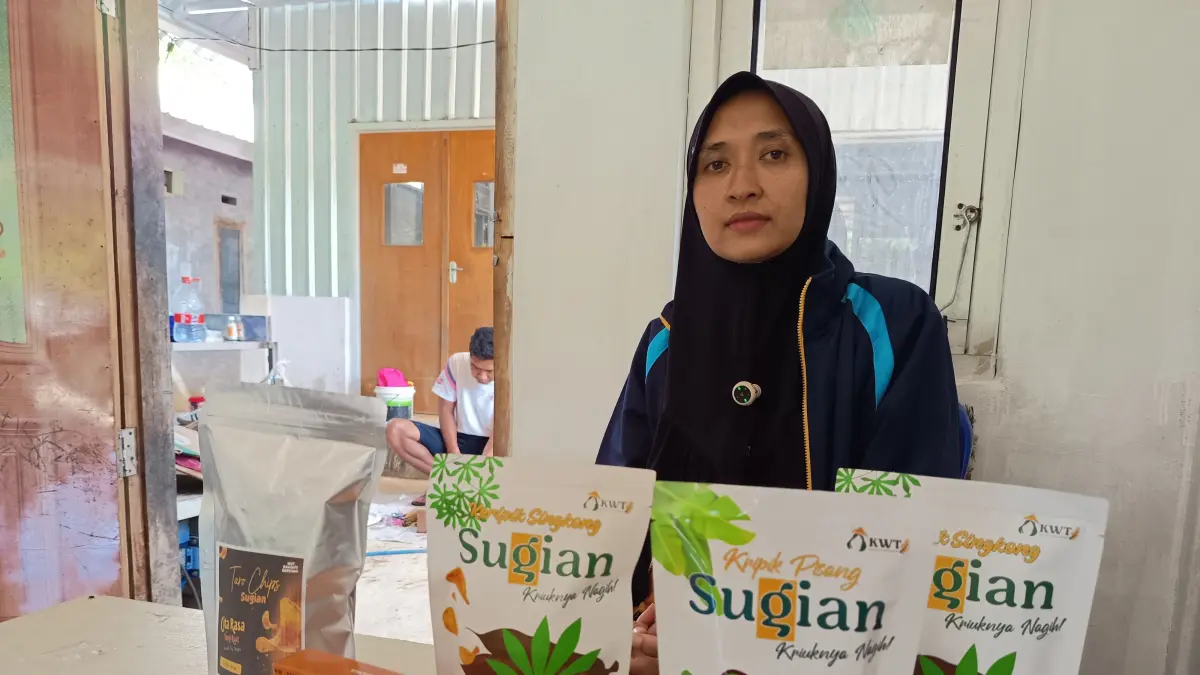 BIJI METE: Sejumlah produk hasil kreativitas ibu-ibu yang tergabung di Kelompok Wanita Tani Desa Sugian yang siap dipasarkan.

&nbsp;