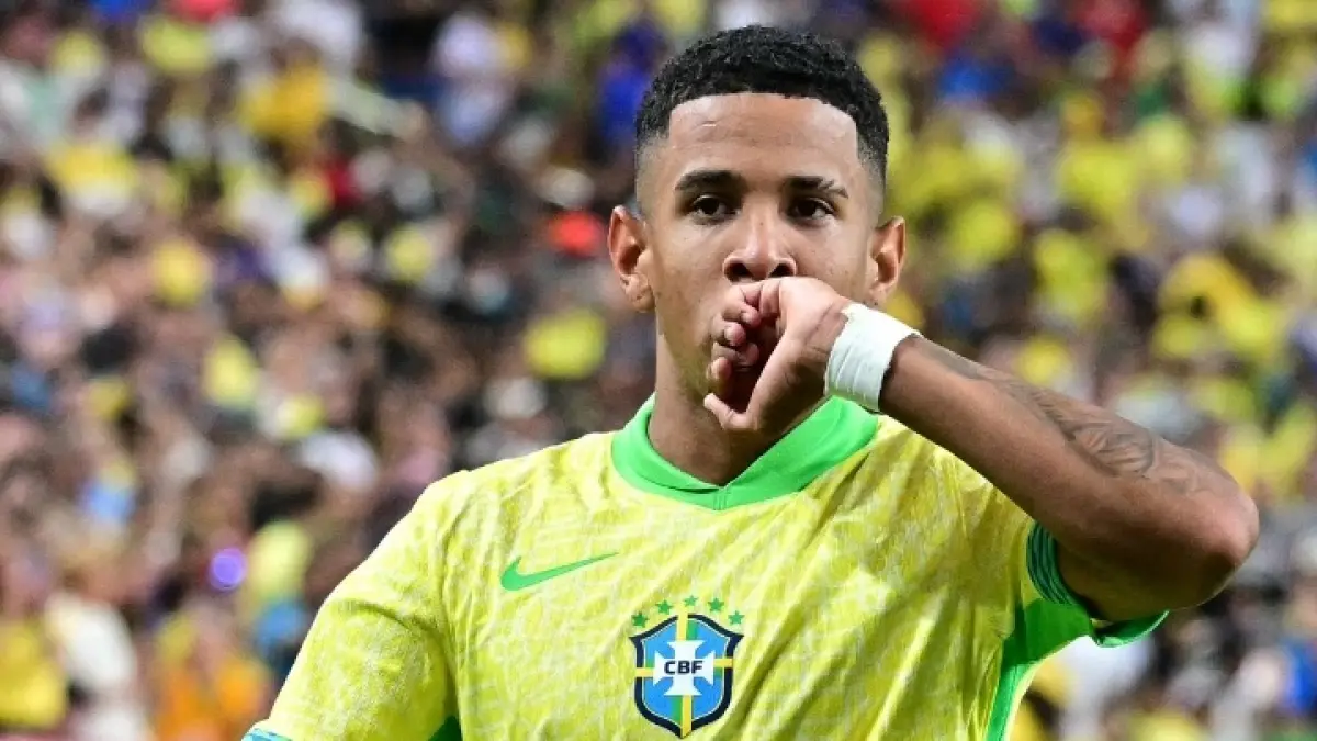 BURUAN BARU: AC Milan dikabarkan mulai memantau situasi Savinho sebagai nama lain calon pengganti Rafael Leao. (Istimewa) 