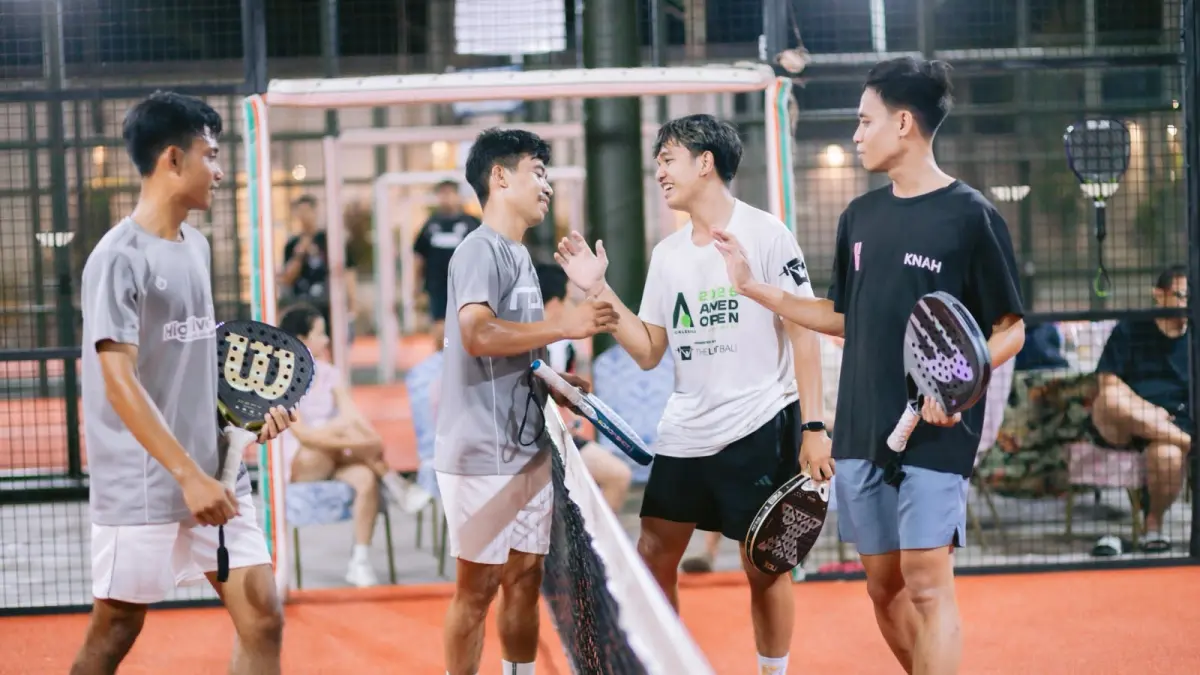 BUTUH LAPANGAN: Atlet cabor Padel KLU (sebelah kiri) saat bertandinng di ajang Porprov NTB.