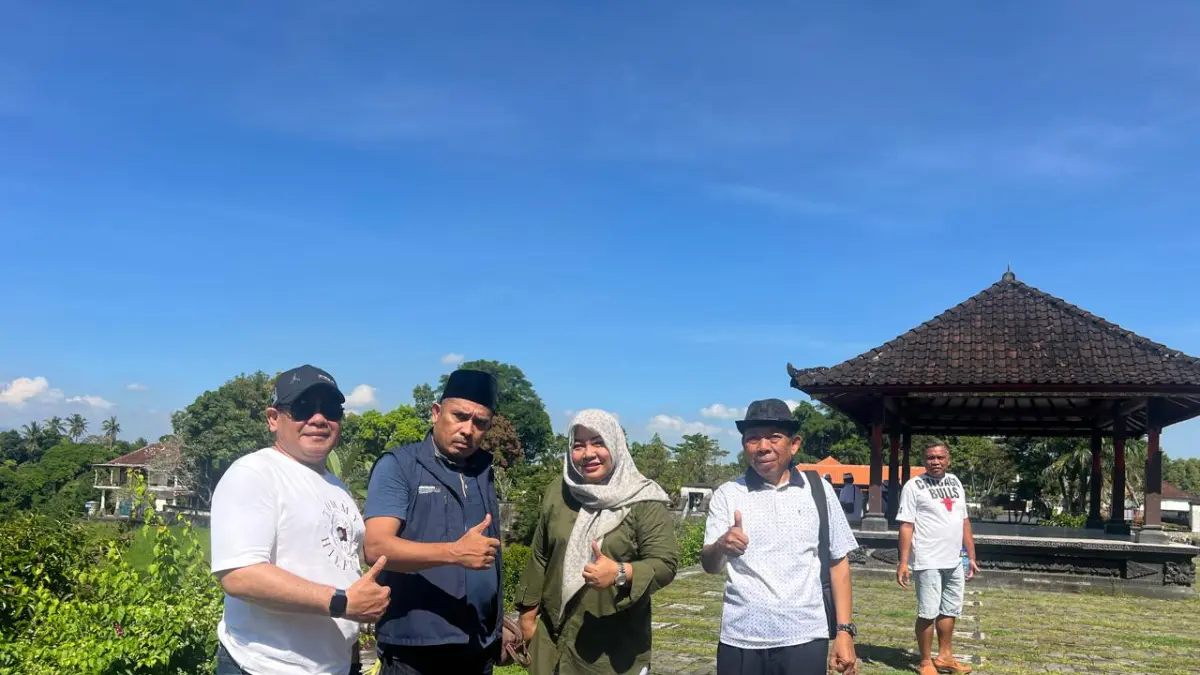 CEK LAPANGAN: Anggota Komisi II DPRD Lobar saat berkunjung ke Taman Narmada, Sabtu (25/7).