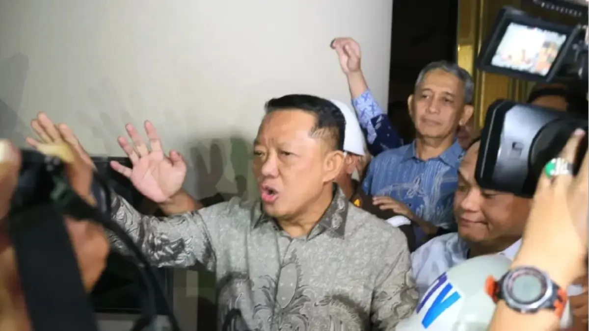 DITAHAN: Tersangka dugaan korupsi TPPU yang juga mantan Jampidsus Febrie Adriansyah usai menjalani pemeriksaan di Gedung Kejaksaan Agung, Jakarta, Jumat (24/7). (DERY RIDWANSAH/JAWAPOS.COM)