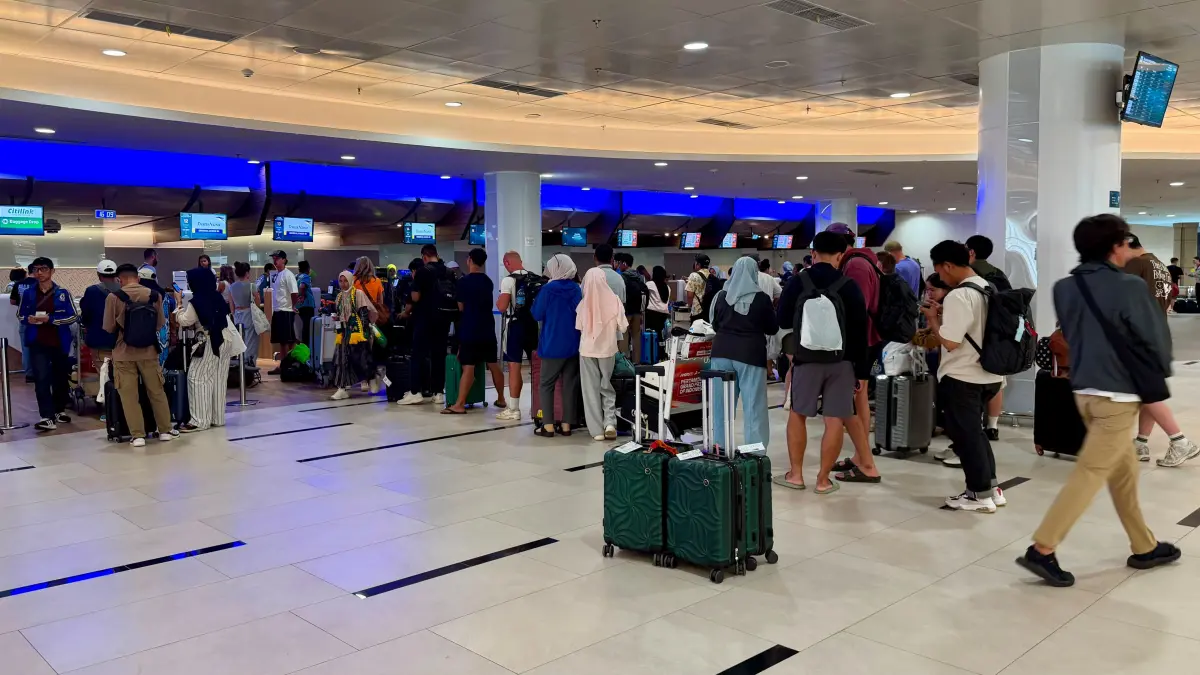 DUKUNG PARIWISATA: Puluhan penumpang pesawat sedang proses check-in di BIZAM Lombok, Loteng, belum lama ini.
