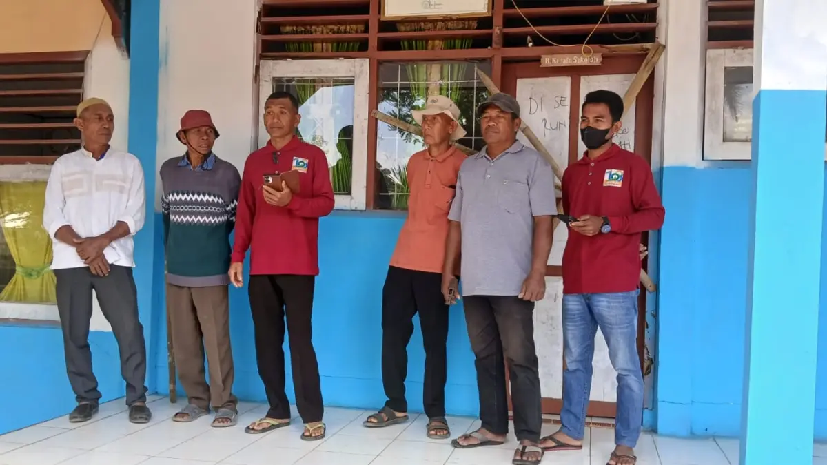 Eks Timses Bupati Bima menyegel ruang kepala SMPN 2 Wawo, Kecamatan Wawo, Sabtu (25/7). (Istimewa/Lombok Post)