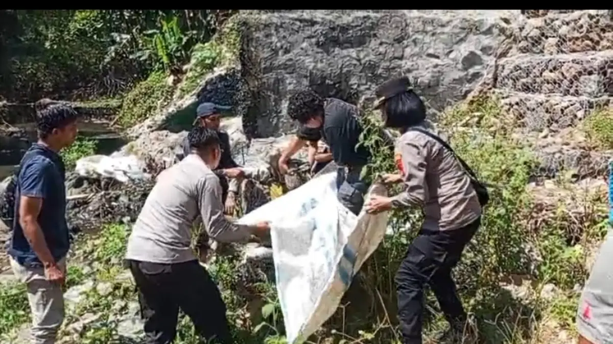 EVAKUASI: Kepolisian saat melakukan evakuasi seorang korban yang terjatuh di Jembatan Sekerteja. 