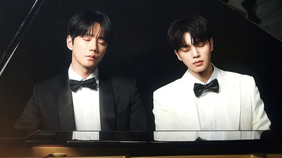 Four Hands, Two Sonatas. (tvN)