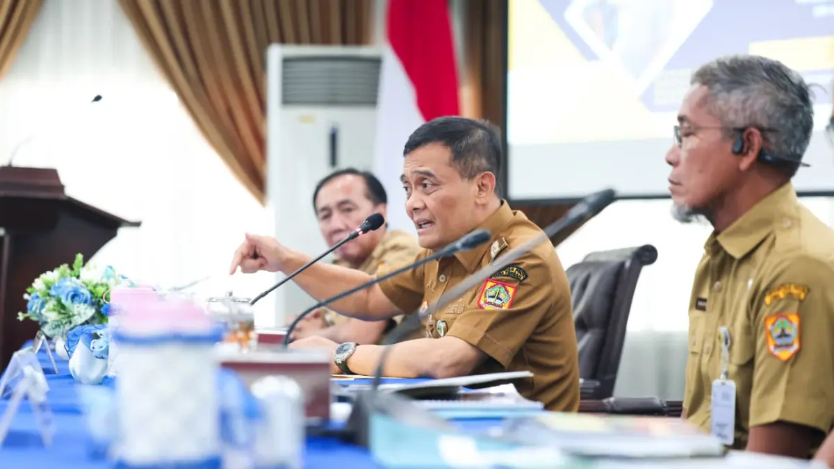 Gubernur Jawa Tengah Ahmad Luthfi (tengah) memimpin rapat terkait kondisi terkini kekeringan dan distribusi air bersih, Senin (27/7).