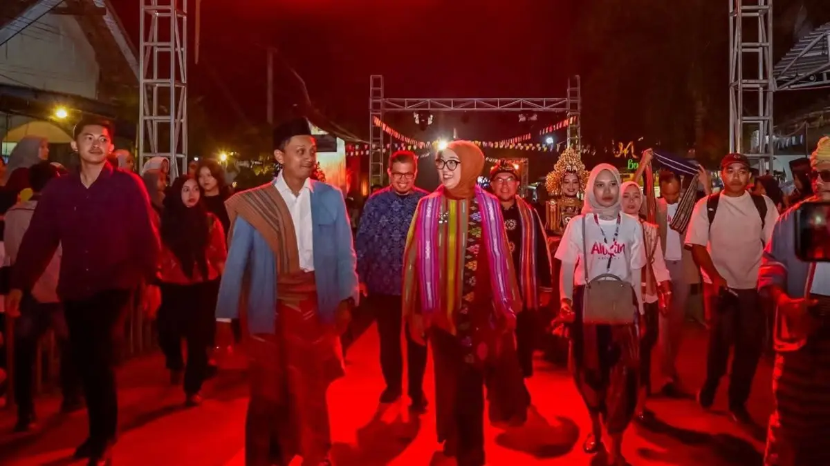 HADIRI KARNAVAL TENUN: Ketua Dekranasda NTB Sinta Agathia Iqbal (tengah) menghadiri Karnaval Tenun Night Show di kawasan Tugu Mopra, Pringgasela, Kabupaten Lombok Timur, Sabtu malam (25/7). (IST/LOMBOK POST)