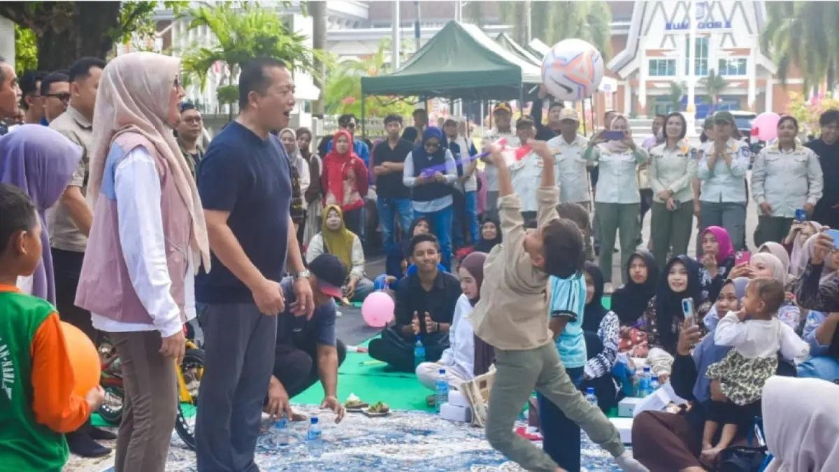 HAN: Gubernur NTB Lalu Muhamad Iqbal bersama Bunda PAUD NTB Sinta Agathia ikut bermain dengan anak-anak saat peringatan HAN Tingkat NTB 2026 di Pendopo Gubernur NTB, Ahad (26/7). (DISKOMINFOTIK NTB/LOMBOK POST)