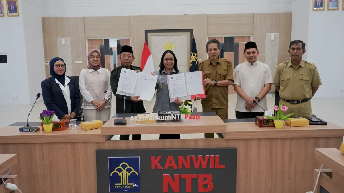 Kepala Kanwil Kemenkum NTB I Gusti Putu Milawati bersama jajaran dan perwakilan Pemkab serta DPRD Lombok Barat dalam rapat harmonisasi tiga Raperda.
