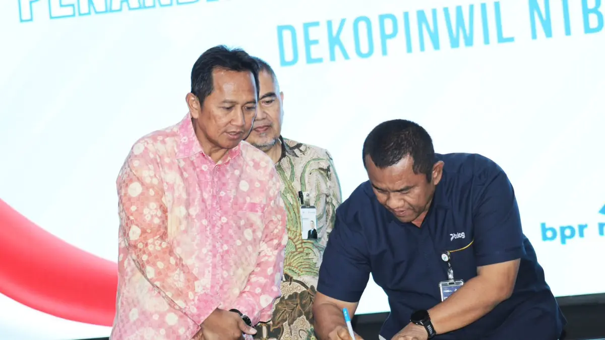 KERJA SAMA: Pimwil Bulog NTB Mara Kamin Siregar (kanan) menandatangani MoU dengan Dekopinwil NTB, belum lama ini. (IST/LOMBOK POST)