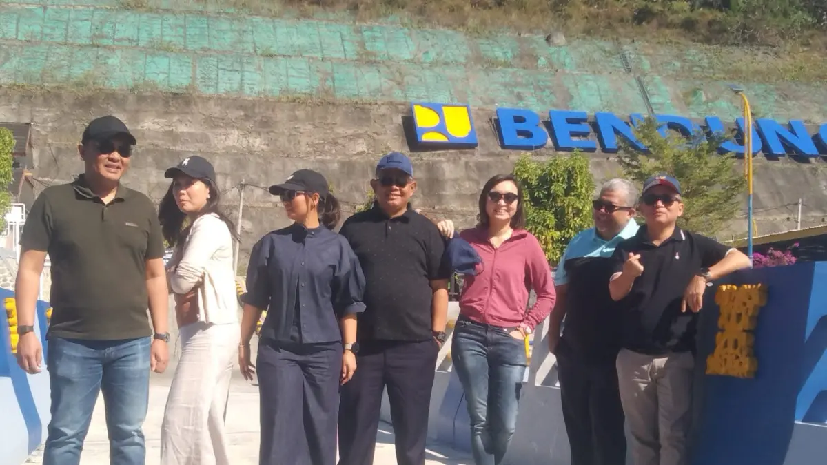 KUNJUNGAN: Tiga Wakil Menteri (Wamen) dan rombongan yang berkunjung ke Bendungan Beringin Sila di Kecamatan Utan, Kabupaten Sumbawa, Sabtu (25/7)