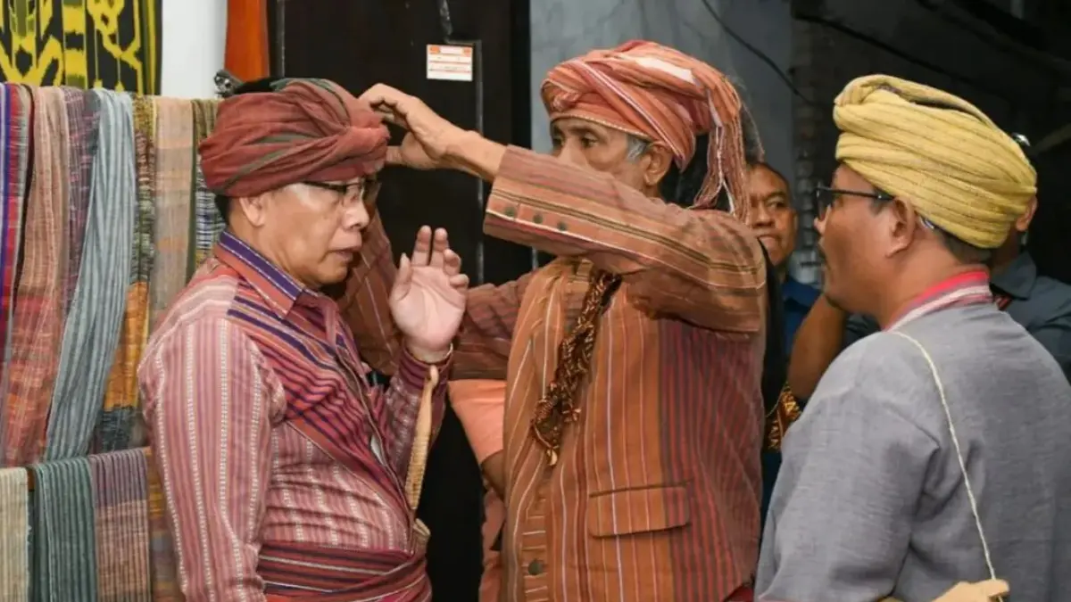 MALAM PUNCAK: Wakil Bupati Lombok Timur saat dipasangkan kain tenun khas Pringgasela saat menghadiri malam puncak Event Alunan Budaya Pringgasela.&nbsp;