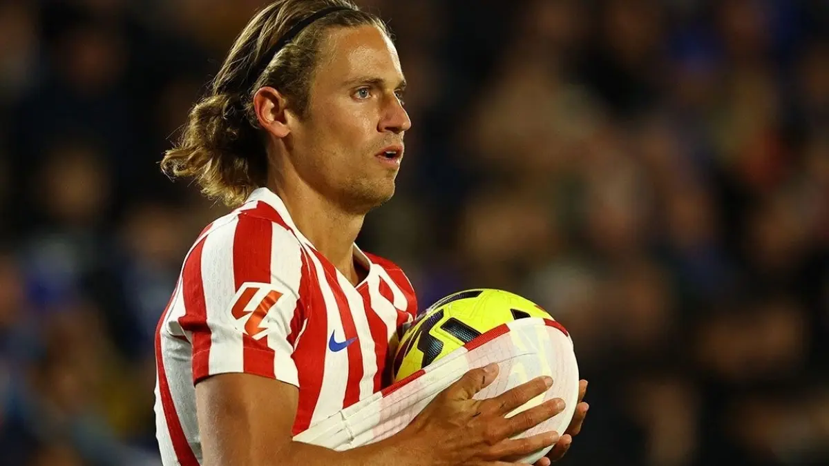 Marcos Llorente beri klarifikasi usai foto pelukan dengan Ferran Torres di Ibiza viral dan memicu tudingan spekulatif netizen.
