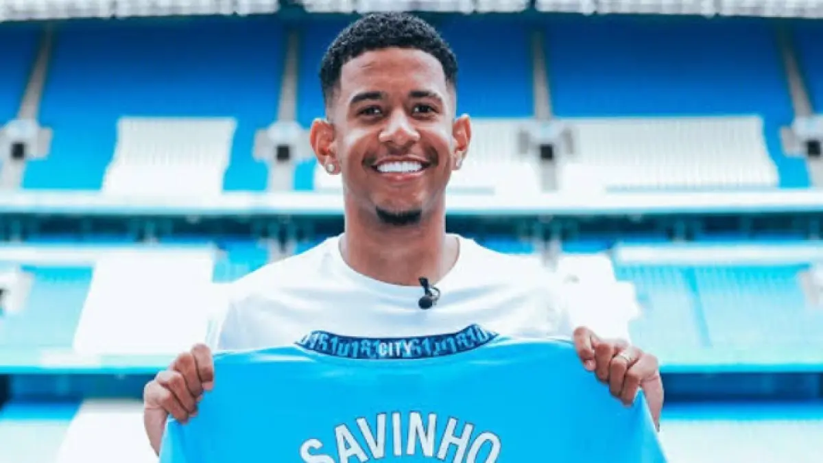 MASUK BURSA: AC Milan dikabarkan mulai memantau situasi Savinho dari Manchester City sebagai nama lain calon pengganti Rafael Leao. (Istimewa) 
