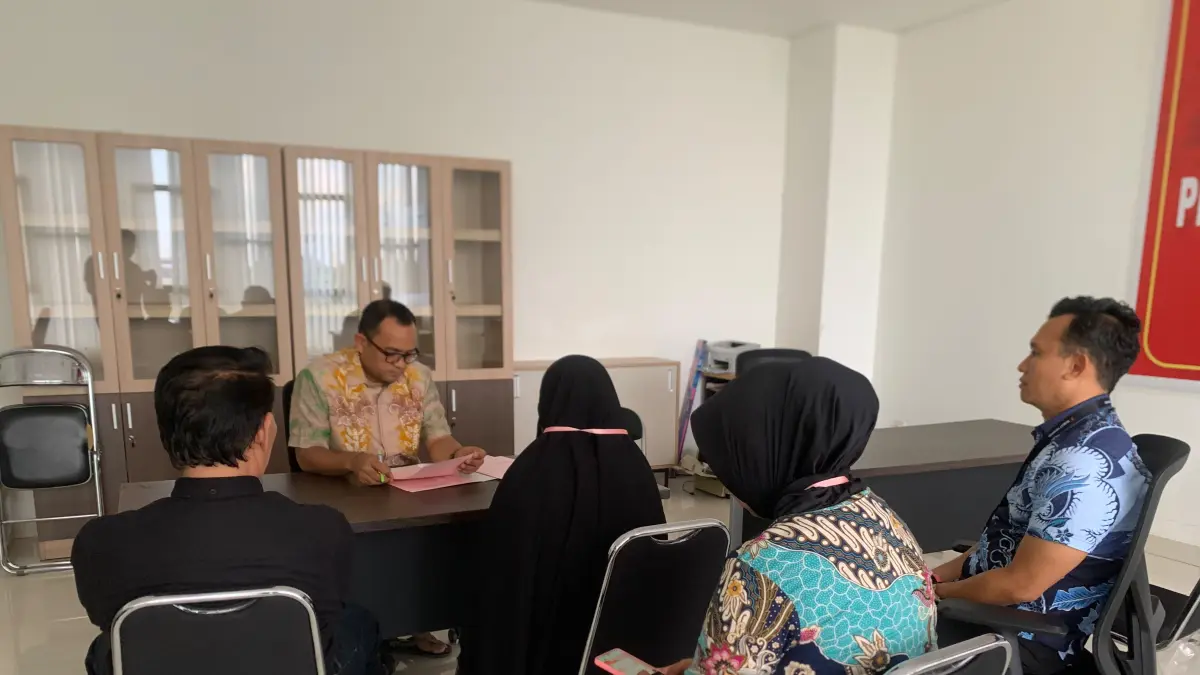PELIMPAHAN: Tersangka Ico Rahmawati dilimpahkan ke jaksa saat proses tahap dua di Kejari Mataram, beberapa waktu lalu.

