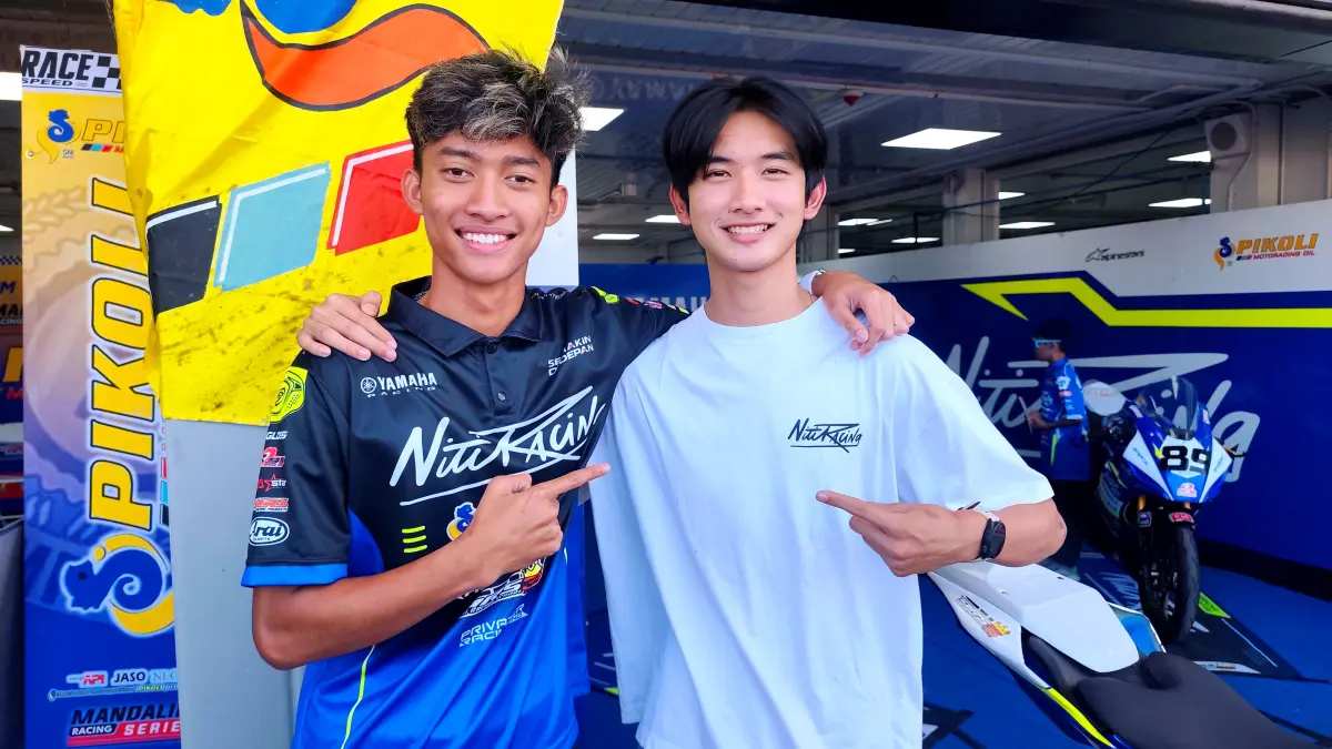 Pembalap muda Felix Putra Mulya (kanan) berfoto bersama pembalap NTB Arai Agaska Dibani Laksana saat sesi pitwalk pada ajang Mandalika Racing Series 2026 putaran ketiga di Sirkuit Internasional Mandalika, Minggu (26/7).
