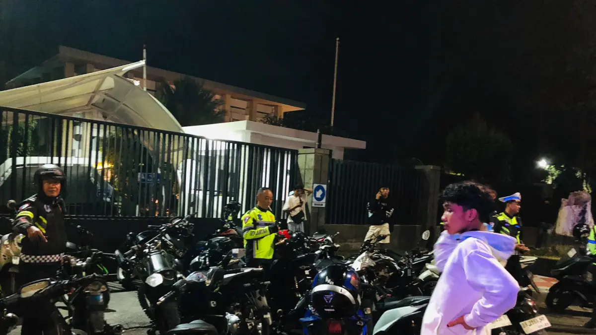 RAZIA: Sejumlah kendaraan berknalpot brong diamankan Satlantas Polresta Mataram saat razia di Jalan Udayana, Sabtu (25/7) malam. (HARLI/LOMBOK POST)