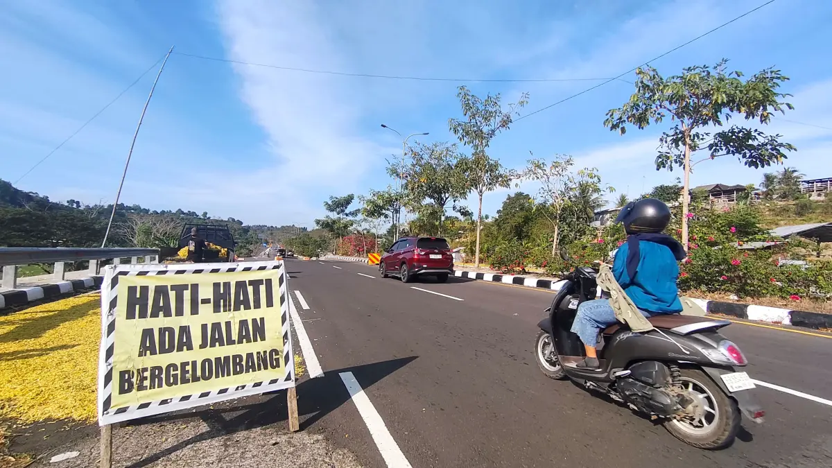 SEGERA DIPERBAIKI: Sejumlah pengendara bermotor melintasi ruas jalan bypass BIL-Mandalika atau kilometer 11 Desa Sukadana, Pujut, Loteng, Minggu (26/7). Anggota Komisi V DPR RI Mori Hanafi pastikan jalan diperbaiki sebelum MotoGP.