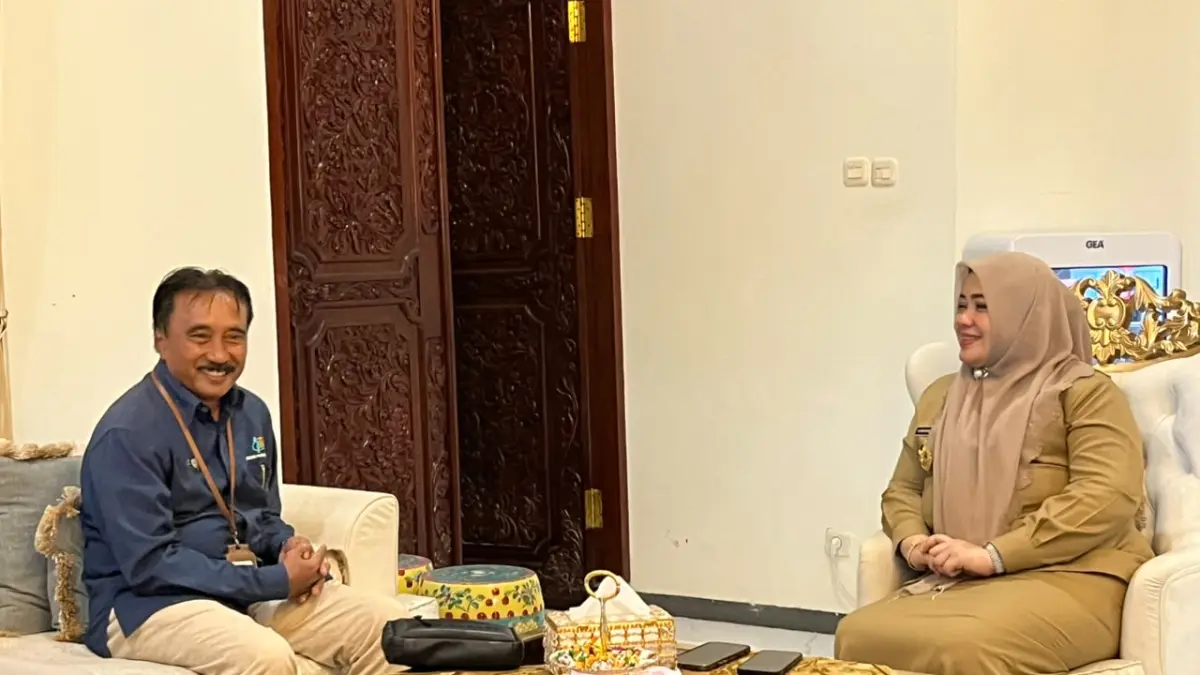 SENSUS EKONOMI: Kepala BPS NTB Wahyudin (kiri) saat melakukan Sensus Ekonomi 2026 perdana di kediaman Wakil Gubernur NTB Hj Indah Damayanti Putri di Mataram, Juni lalu. (FERIAL/LOMBOK POST)