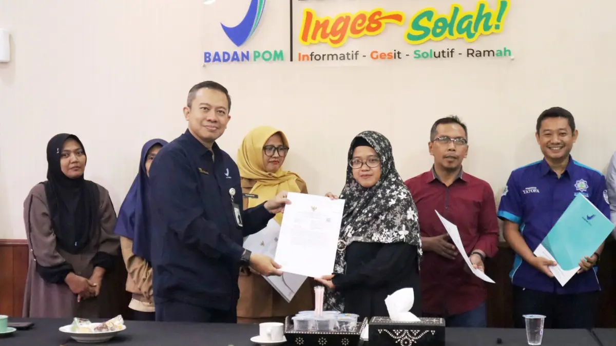 SERAHKAN NIE: Kepala BBPOM Mataram Yogi Abaso Mataram (kiri depan) saat menyerahkan dokumen NIE pada pelaku UMKM olahan pangan, Senin (27/7). (IST/LOMBOK POST)