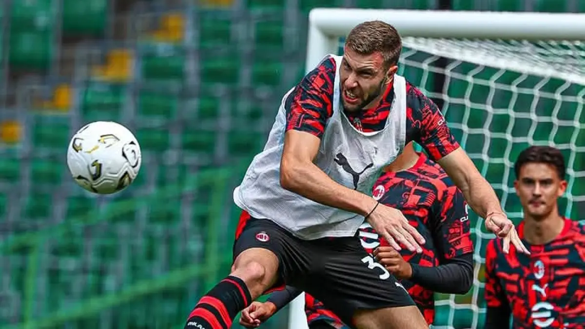 TANGGUH: Bek AC Milan Strahinja Pavlovic menghalau bola dalam pemanasan sebelum laga kontra Glasgow Celtic. (Istimewa) 