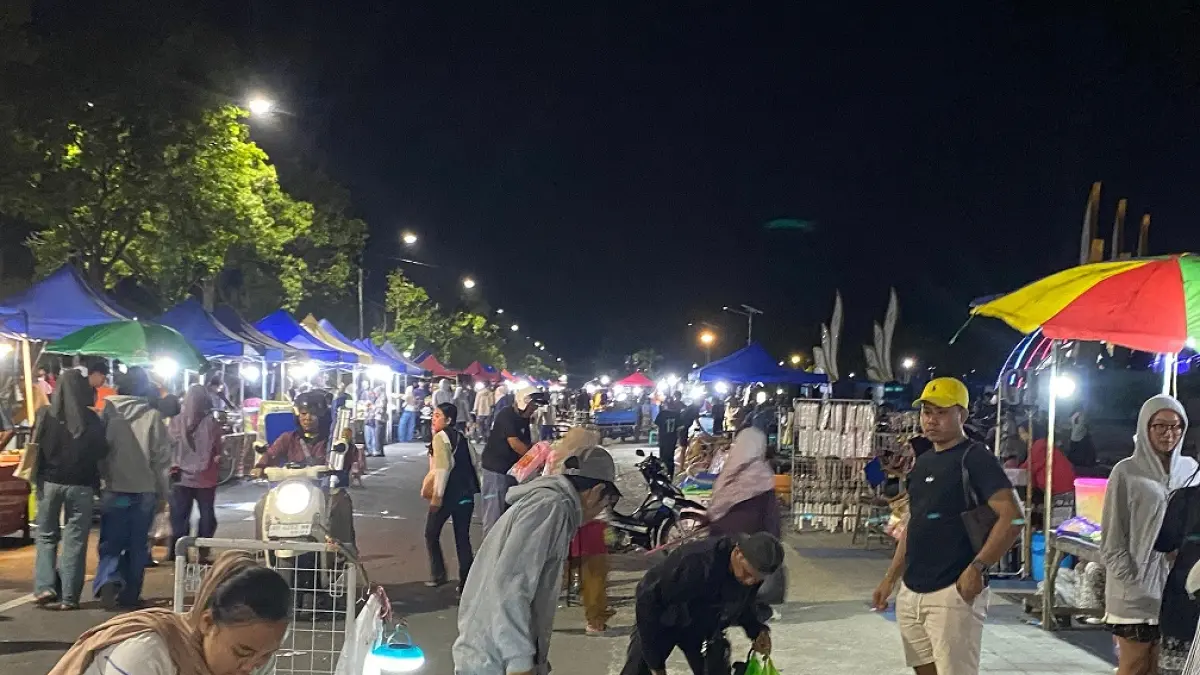 TETAP DILANJUTKAN: Suasana CFN Gerung Sabtu malam (25/7) tetap ramai. CFN ini menjadi pusat aktivitas hiburan dan ekonomi masyarakat. (foto: Toni/Lombok Post)