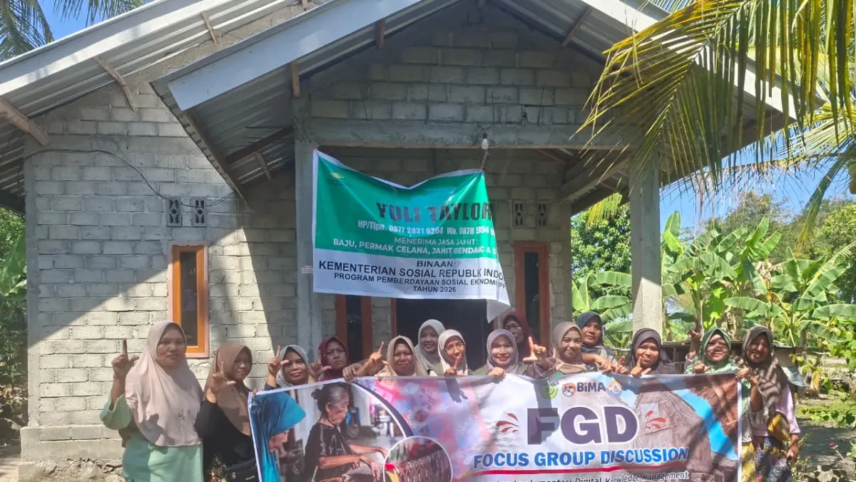 Tim pengabdian menggelar Focus Group Discussion (FGD) bersama kelompok penenun Desa Sukarara, Lombok Tengah.
